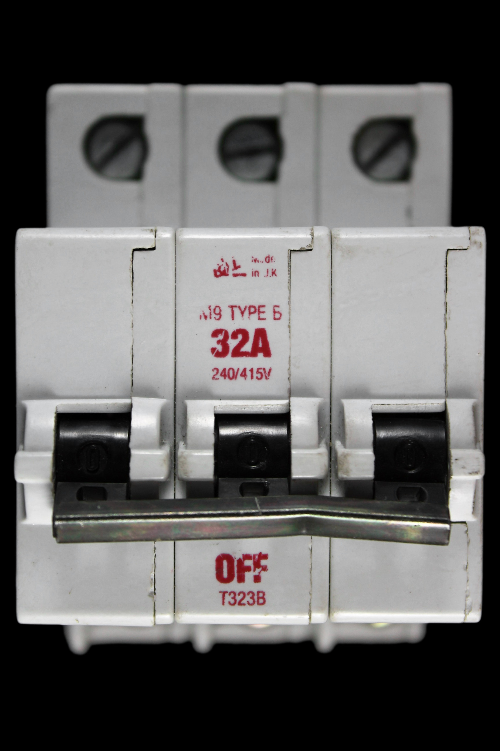 BILL 32 AMP CURVE B M9 TRIPLE POLE MCB CIRCUIT BREAKER T323B RED