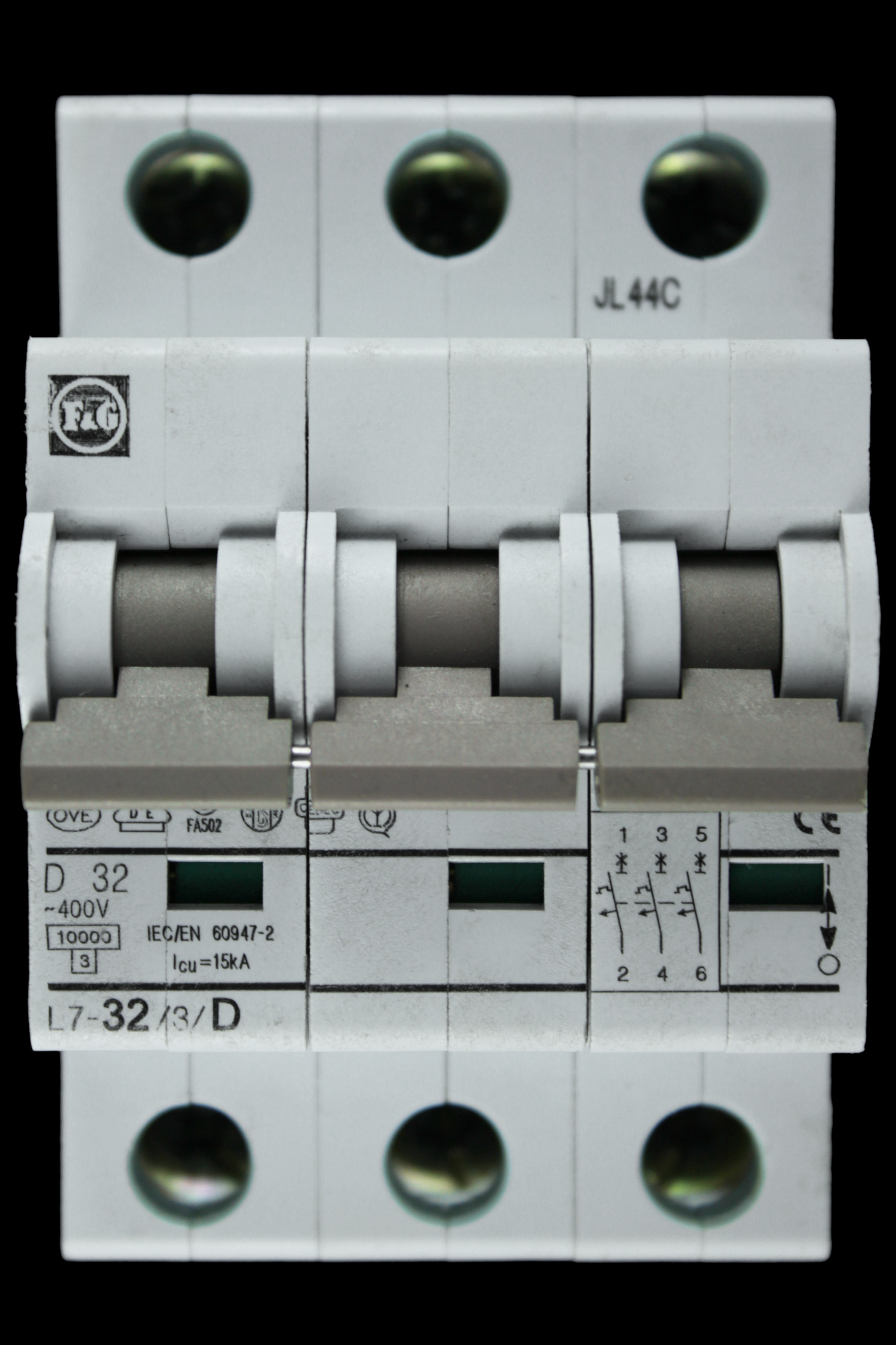 F&G 32 AMP CURVE D 10kA TRIPLE POLE MCB CIRCUIT BREAKER L7-32/3/D