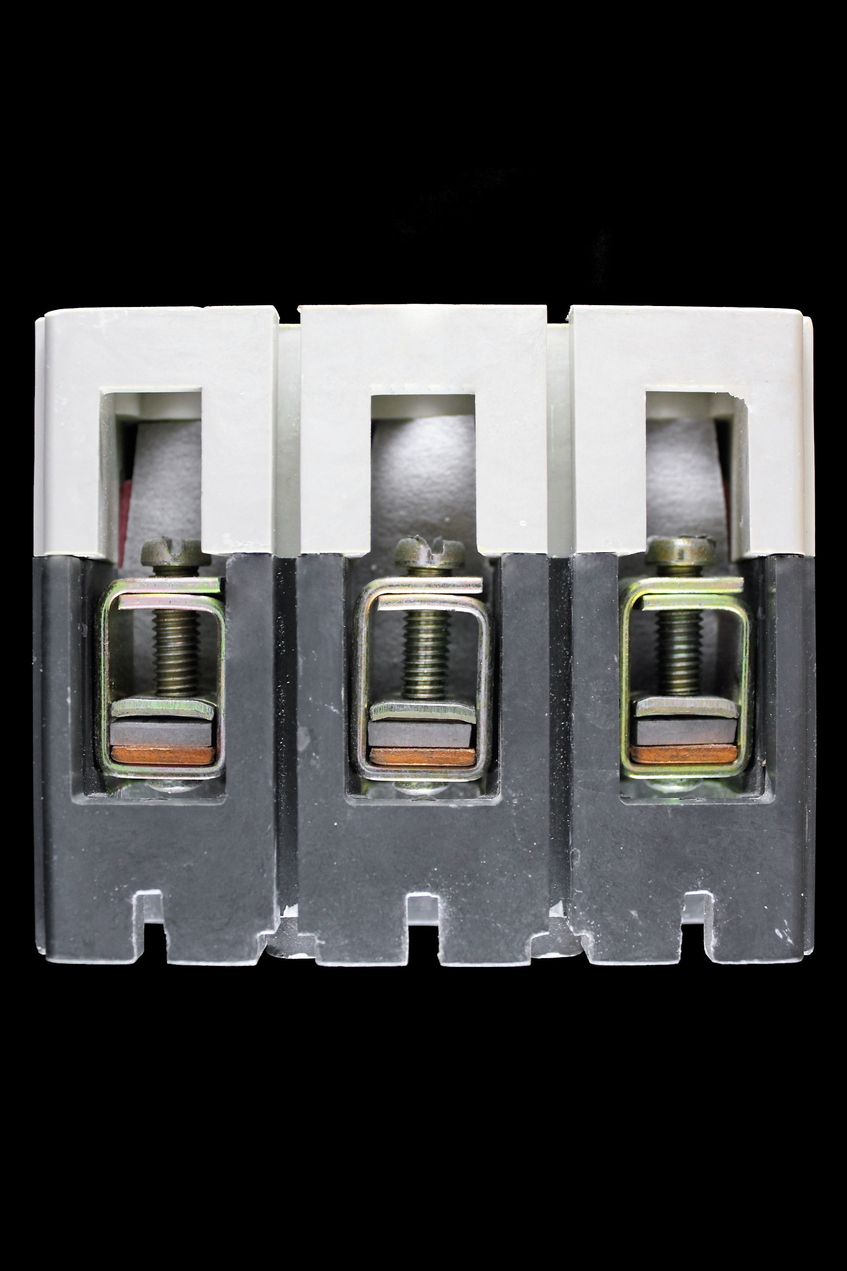 MEM 32 AMP 16kA TRIPLE POLE MCCB MEL323