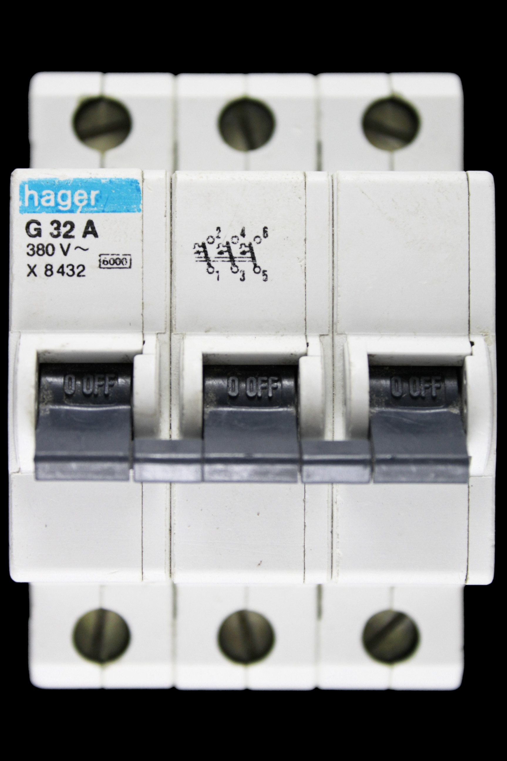 HAGER 32 AMP CURVE G 6kA TRIPLE POLE MCB CIRCUIT BREAKER X8432
